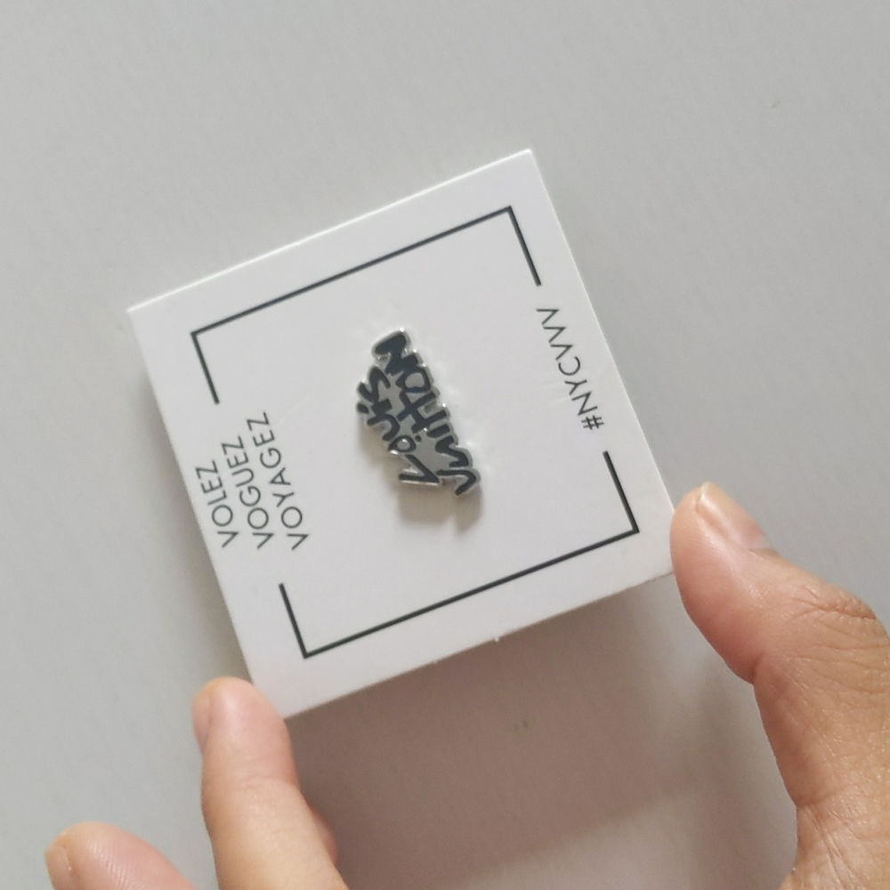 Louis Vuitton pin VVV NYC collector's item